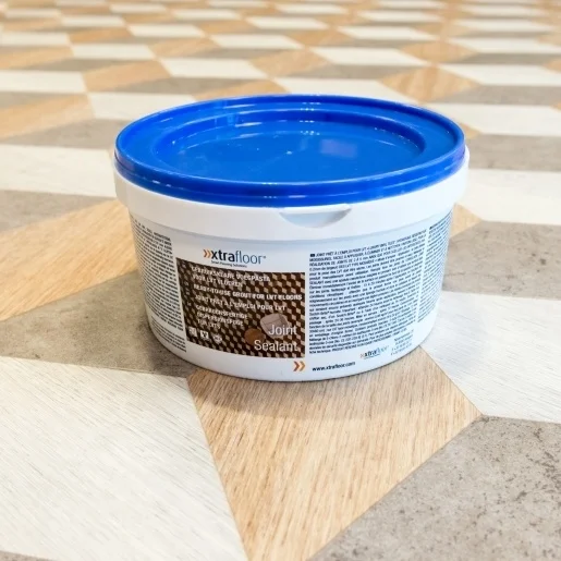 Voegpasta voor het dichten van naden en kieren in een PVC vloer Op = Op